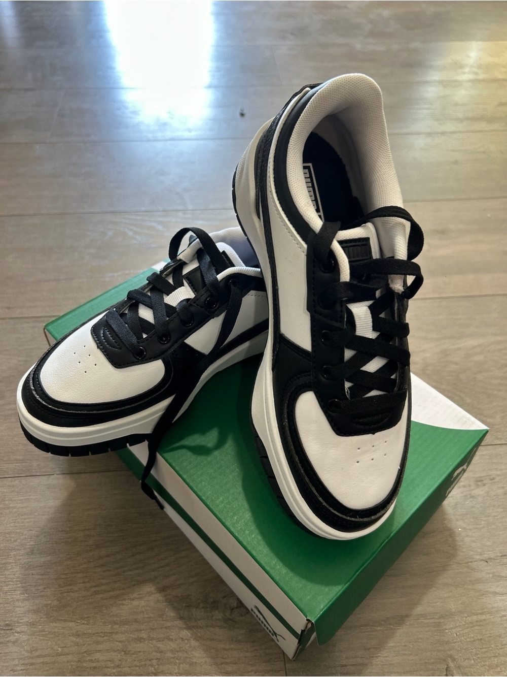 Puma
Size: 7
Women’s Black & White Casual Sneakers